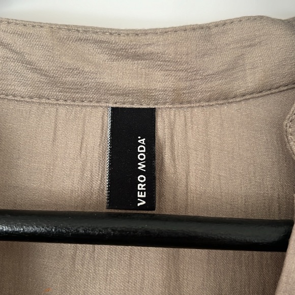 Beautiful sand color blouse - Picture 3 of 4